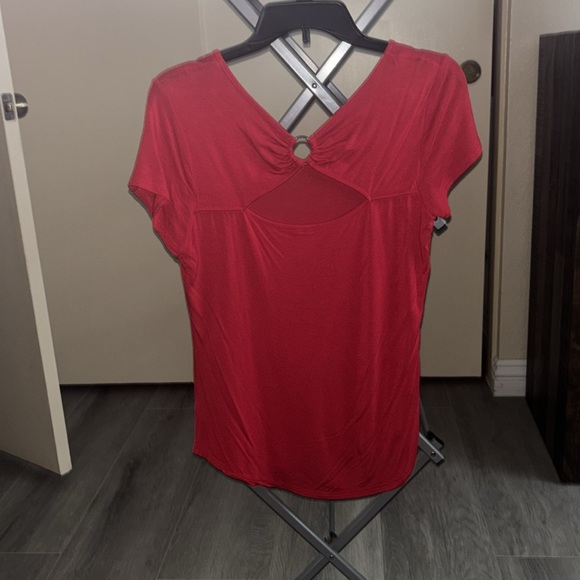 Red t-shirt with peekaboo back - Picture 2 of 2